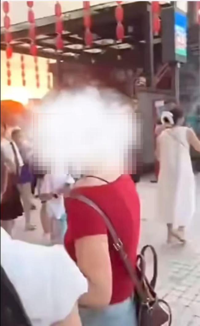 当地通报洪崖洞拍照纠纷 严肃处理违规揽客
